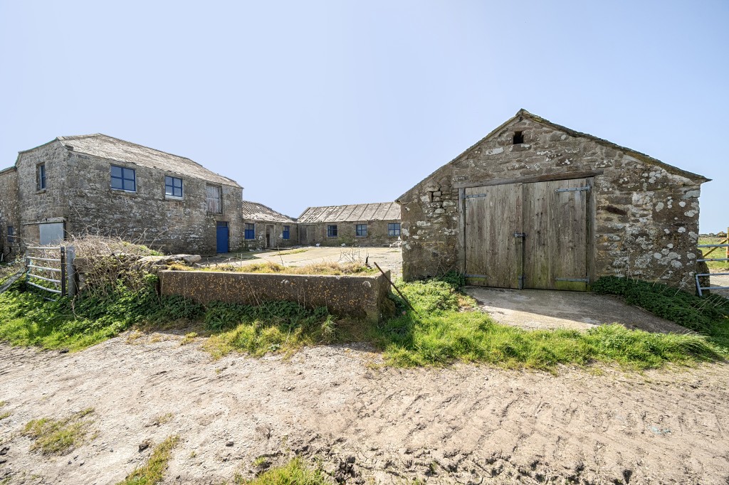 Lot: 3 - COMPLEX OF GRANITE BARNS, DUTCH BARN, CATTLE SHED FARMYARD AND LAND WITH POTENTIAL - External photograph of granite barns taken from lane